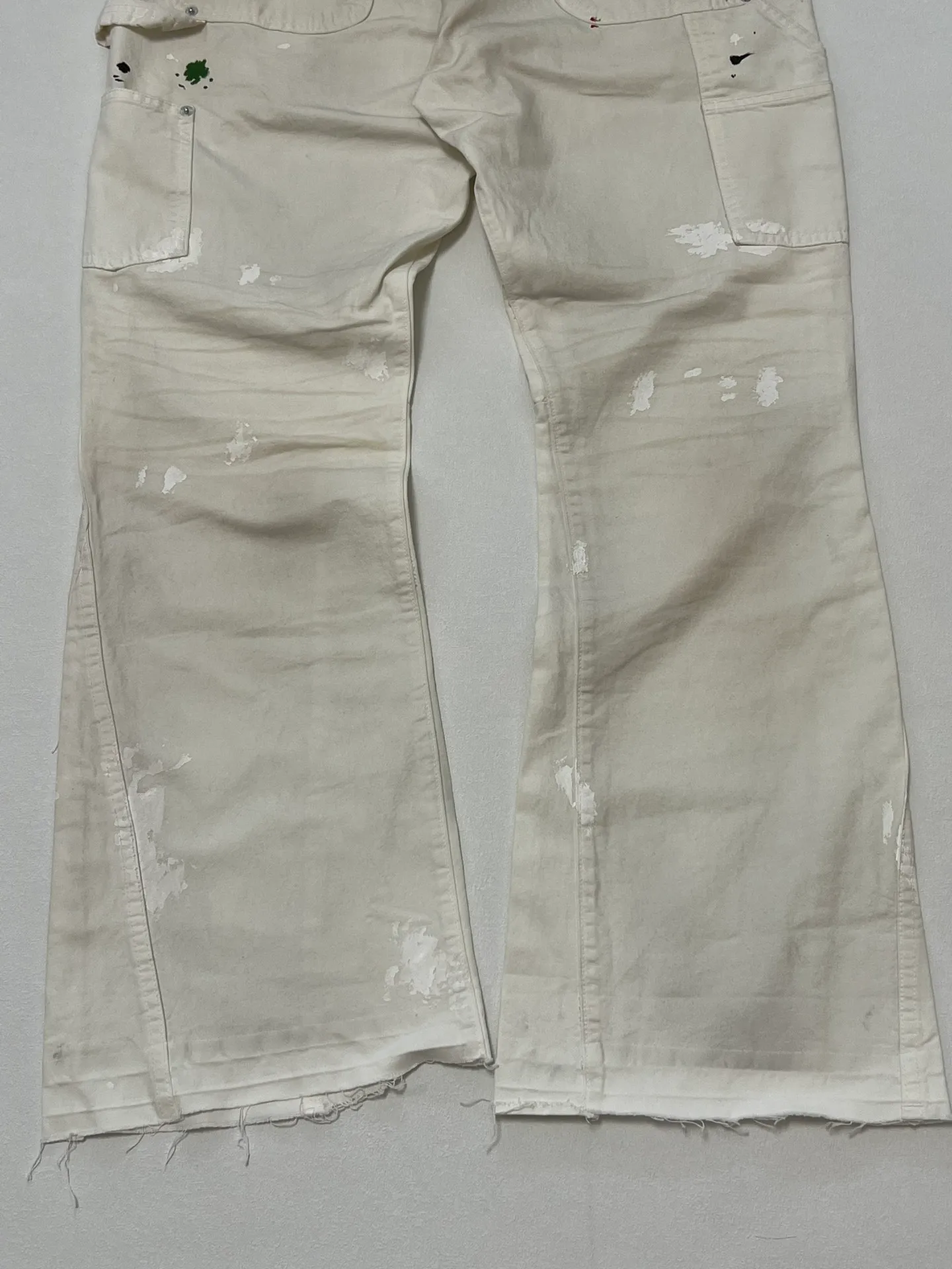 GALLERY DEPT. PAINTED CARPENTER FLARE graffiti logging pants, size 30/32/34/36, pure logging workwear style! Super heavy industry, mud dyeing and cleaning, worn out holes, all molded and customized, accessories are complete and correct! Artificial ink graffiti, tedious and heavy work
